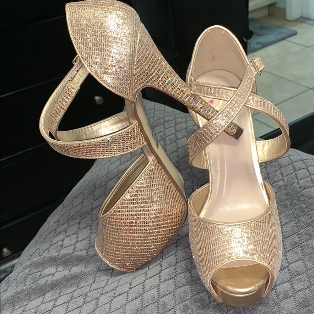 Good high heels size 8 and sparkly